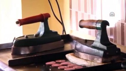 Ütü ile tost yapıyor