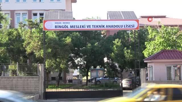 Güneş enerjisi ve kendi yazılımlarıyla okul giriş kapısını otomatik yaptılar
