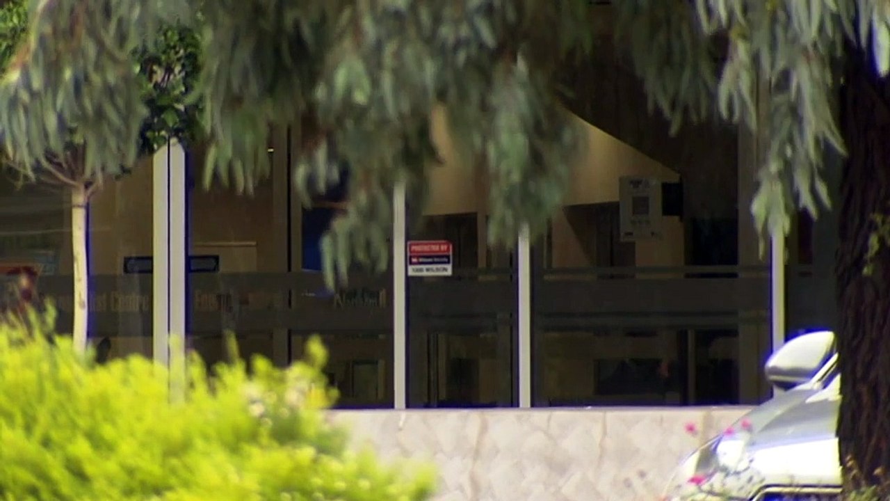 Victorian hospital workers isolating after nurse infected with COVID-19