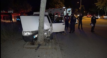 Otomobil ağaca çarptı 4 yaralı