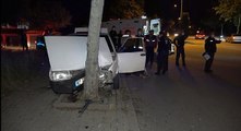 Otomobil ağaca çarptı 4 yaralı