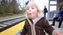 İlk kez tren gören küçük kız
