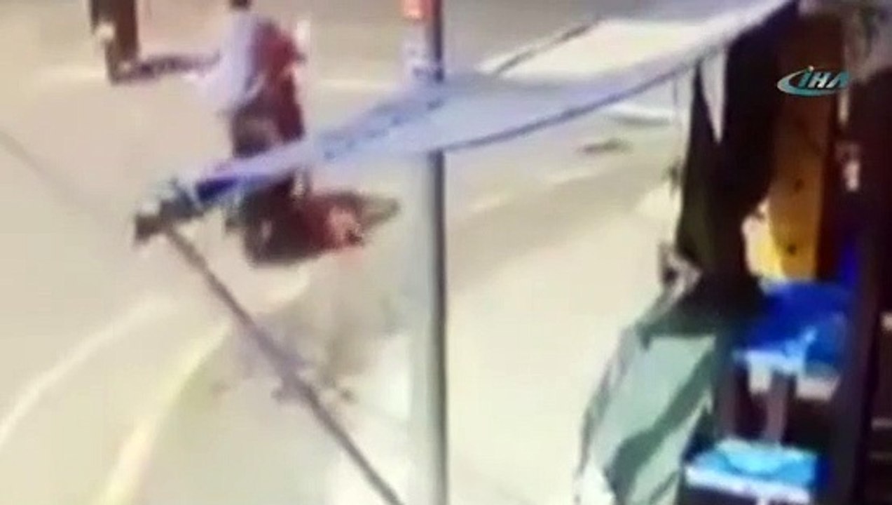 Kadın sürücü çocuğunu yola düşürdü