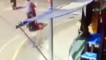 Kadın sürücü çocuğunu yola düşürdü