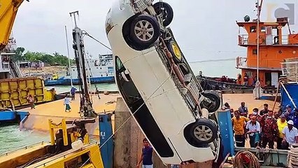 কালবৈশাখীতে ফেরিঘাটে পন্টুনের তার ছিড়ে পদ্মায় ডুবে যায় মাইক্রোবাস I The microbus sank in the Padma