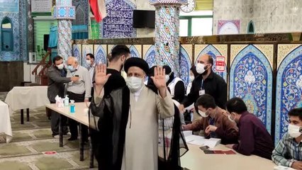 İran cumhurbaşkanı adayı Reisi oyunu kullandı