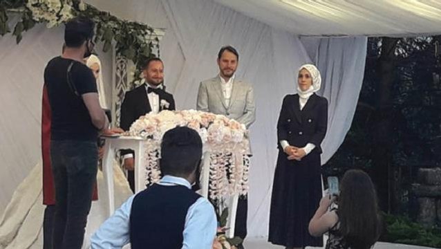 Aylar sonra ilk görüntü! Berat Albayrak ve eşi düğünde ortaya çıktı