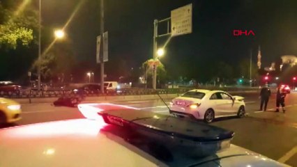 Otomobilin çarptığı motosiklet paramparça