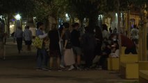 Los jóvenes sevillanos celebran en la calle el fin de la EBAU
