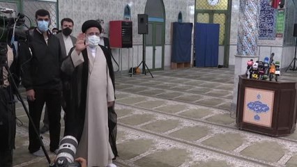 İran cumhurbaşkanı adayı Reisi oyunu kullandı (2)