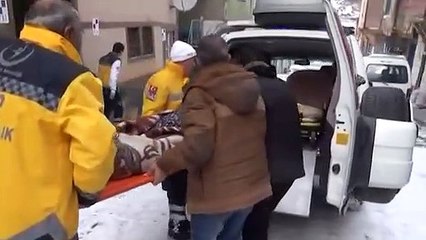 Ambulans sağlık görevlisini eziyordu
