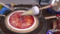Une machine de Goldberg qui confectionne une pizza