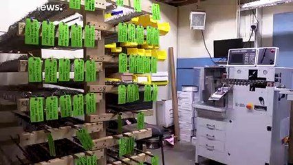 شاهد: هذا ما أهداه بايدن للرئيس بوتين في لقاء القمة الأخير