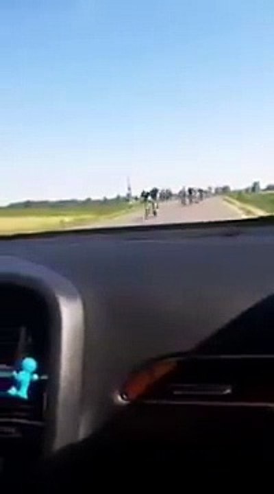 Des cyclistes heurtent une voiture