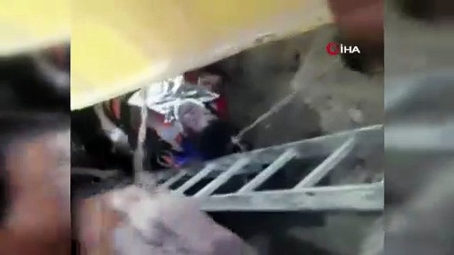 Göçük altında kalan işçilerin kurtarılma anı kamerada