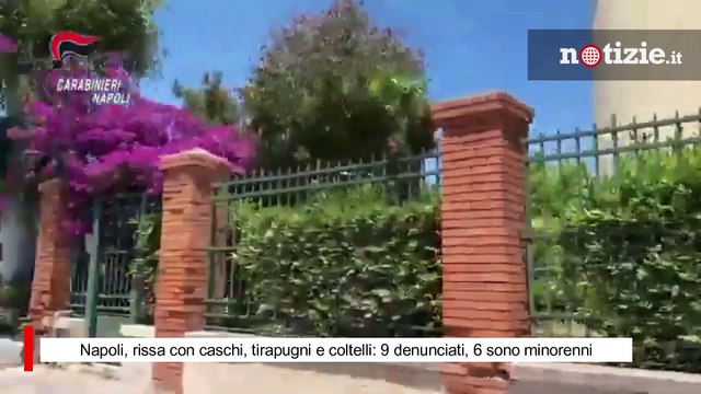 Napoli, rissa con caschi, tirapugni e coltelli: 9 denunciati, 6 sono minorenni