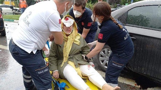 Davutoğlu'nun konvoyunda kaza; genel başkan yardımcısı yaralandı