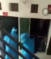 Phát hoảng khi phun khử khuẩn phòng 1 cô gái, phát hiện cả núi rác bên trong