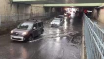 Bayrampaşa'da su basan alt geçit trafiğe kapatıldı