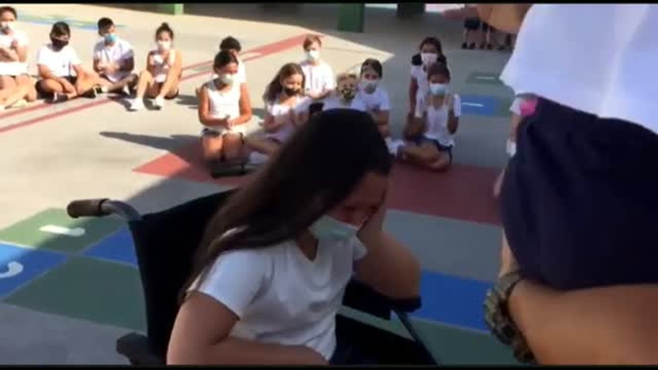 Emocionante reencuentro sorpresa de un padre con sus hijas