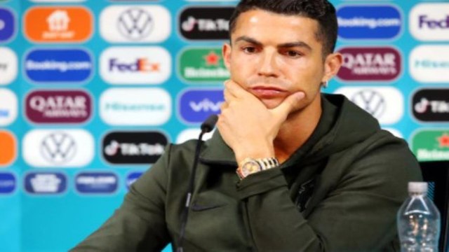 Ronaldo-Pogba remove Coke bottles, Russian coach drinks it