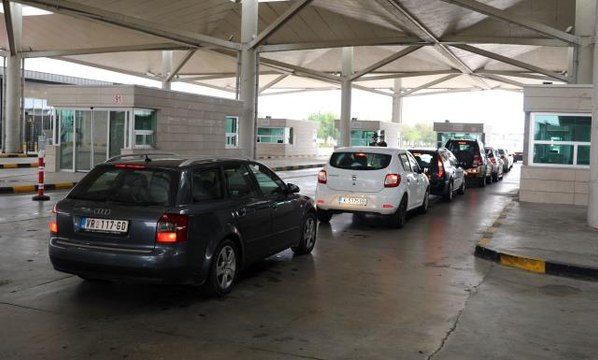 Türkiye'ye Kapıkule Sınır Kapısı'ndan giren bazı gurbetçiler gözyaşlarını tutamıyor