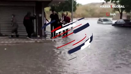 Çantayı kurtarmak için takım elbisesi ile suya daldı