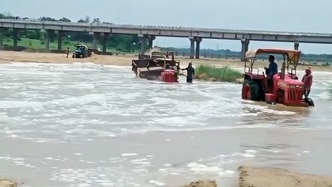 अचानक बढ़ गया नदी का जलस्तर, देखते ही देखते डूब गए दो ट्रैक्टर, देखें वीडियो