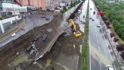 BAŞAKŞEHİR'DE İSTİNAT DUVARI ÇÖKTÜ