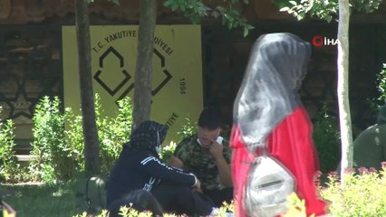 Erzurum’da kavurucu sıcaklar...Vatandaşlar gölgeye kaçtı, çocuklar süs havuzunda serinledi