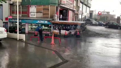 İstanbul’da sağanak yağış...Çocuklar su birikintisinde böyle eğlendi