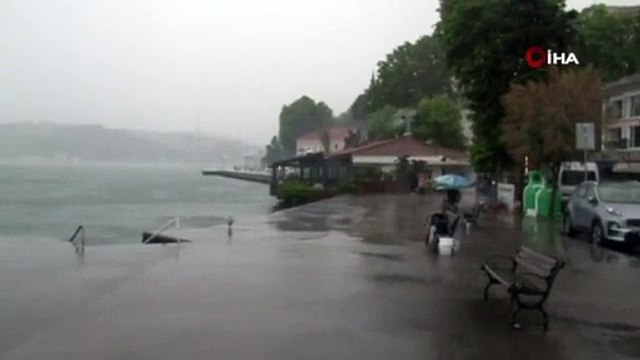 Sarıyer'de sağanak yağış sonrası yollar göle döndü