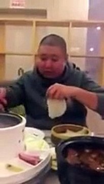 Bu adam bir garip yemek yiyor!