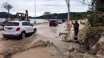 Adutora da Casan rompe, inunda Avenida das Rendeiras e causa trânsito na Lagoa da Conceição