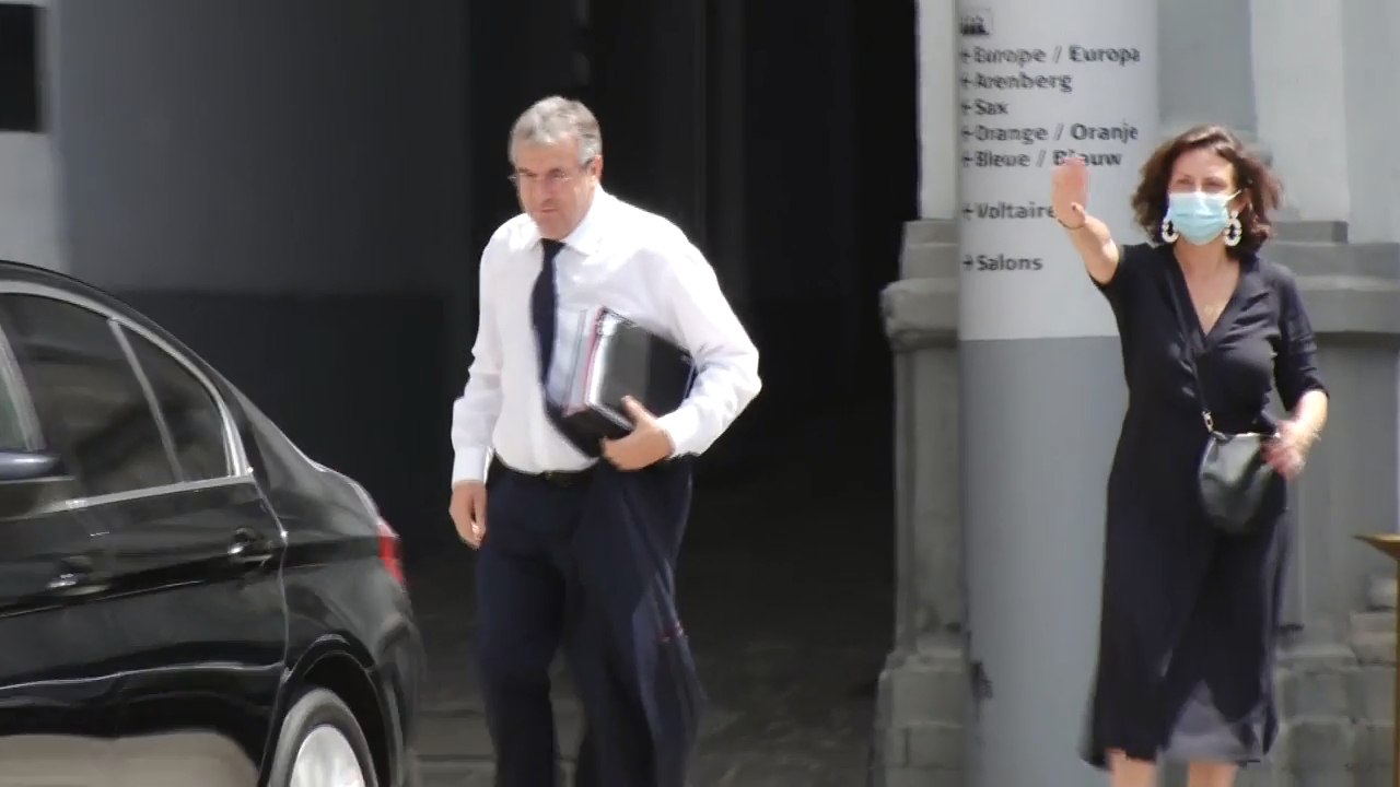 Oups ! Pierre-Yves Jeholet oublie son masque dans la voiture en marge du comité de concertation