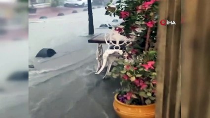 Beyoğlu’nda caddeler sular altında kaldı, araçlar güçlükle ilerledi