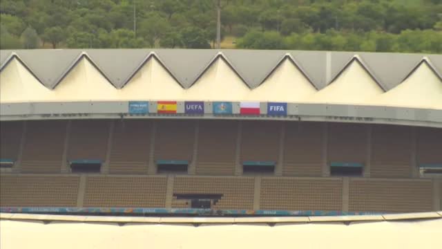 Césped nuevo en el estadio de La Cartuja para el segundo partido de España en la Eurocopa