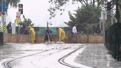 BALAT'TA YAŞANAN SU TAŞKINLARI TRAMVAY SEFERLERİNİ DURDURDU