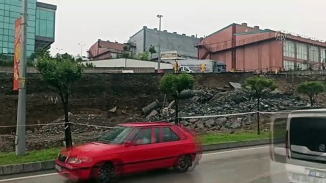 İSTANBUL - Başakşehir'de istinat duvarı çöktü (1)