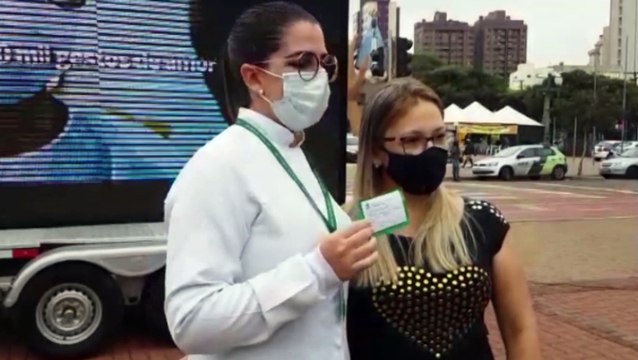 Com 150 mil doses da vacina aplicadas em Cascavel, ato em comemoração é realizado em frente a Catedral