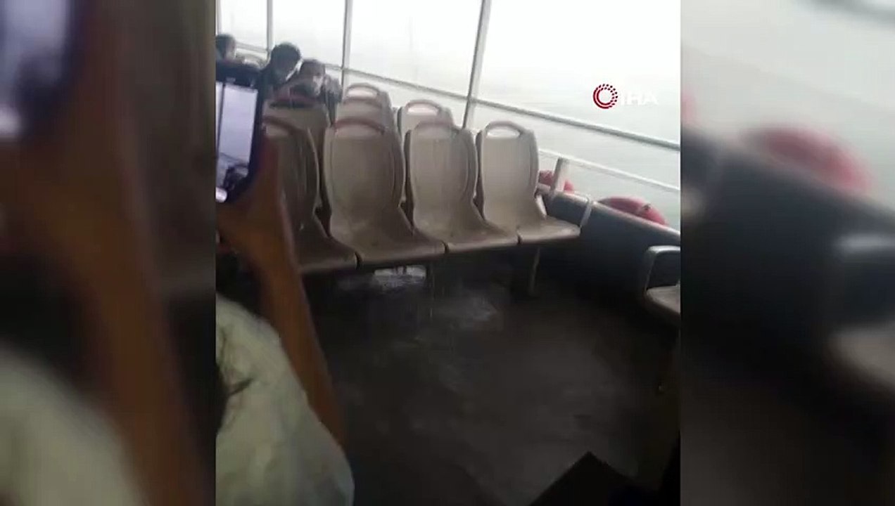 İstanbul'da etkili olan sağanak yağışa denizin ortasında yakalanan tekneyi su bastı