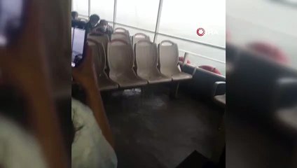 İstanbul'da etkili olan sağanak yağışa denizin ortasında yakalanan tekneyi su bastı