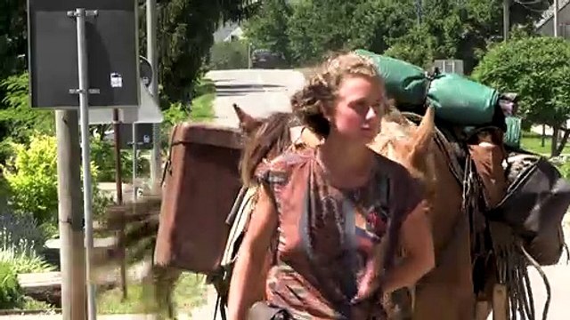 Je suis une femme sauvage : elle traverse l'Europe à pied avec ses chevaux et son chien