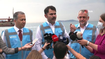 Download Video: Bakan Kurum, Marmara Denizi'ndeki müsilaj temizleme çalışmalarını inceledi