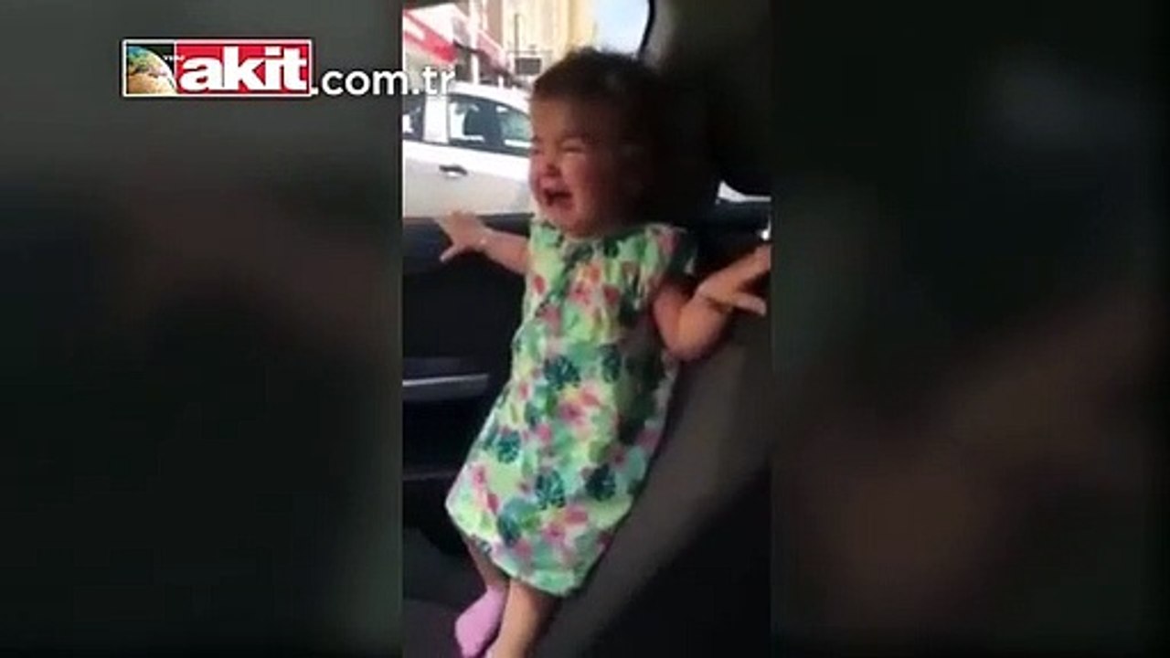 Ağlıyordu, müziğin sesini duyunca bakın nasıl oynamaya başladı