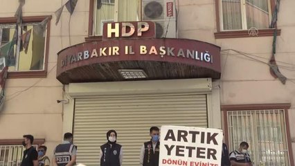 DİYARBAKIR - Dağa kaçırılan oğlunun montunun HDP binasından çıktığını söyleyen babadan HDP'lilere tepki