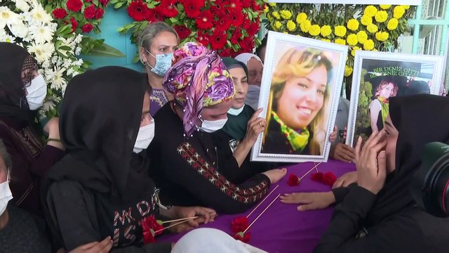 İZMİR - HDP İzmir İl Başkanlığındaki saldırıda öldürülen Deniz Poyraz'ın cenazesi, toprağa verildi