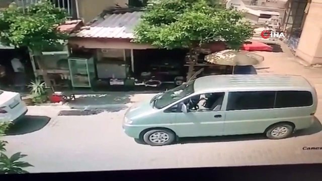 Saniyeler içinde aracın içindeki cep telefonunu çaldı