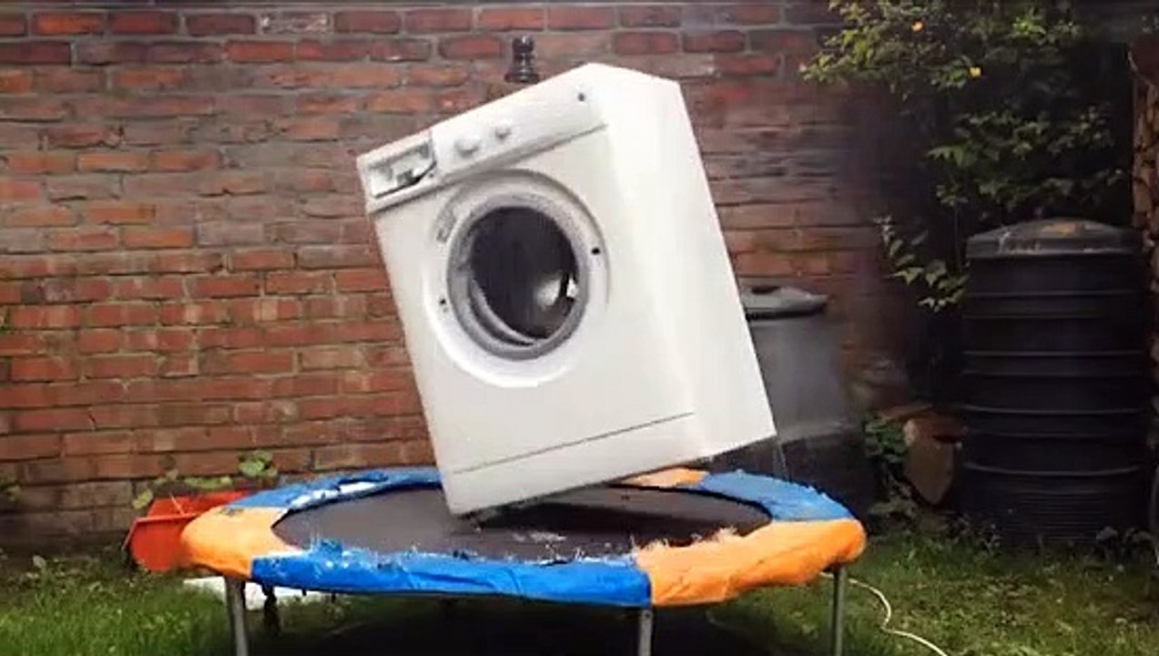 Trambolin üzerinde çamaşır makinesi çalıştırılı...