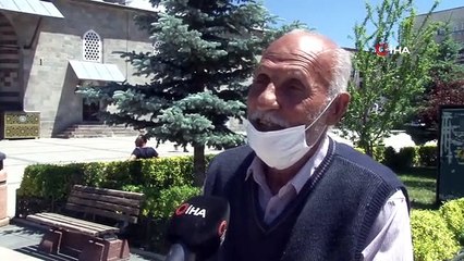 Erzurum'da kavurucu sıcaklar...Vatandaşlar gölgeye kaçtı, çocuklar süs havuzunda serinledi